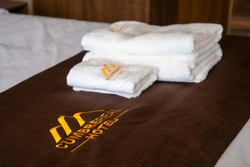 un grupo de toallas sentadas encima de una cama en Hotel Cumbre Real Airport - Arequipa, en Arequipa