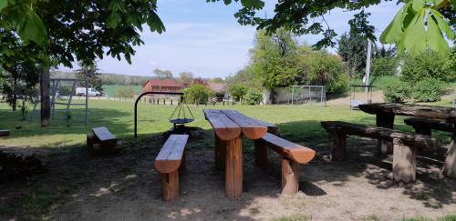 una mesa de picnic en un parque con parque infantil en Ubytování Na sklepě u Procházků, en Pouzdřany