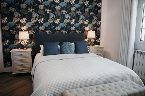 Un pat sau paturi într-o cameră la Flowers & Faces Guesthouse
