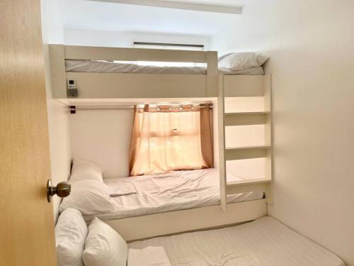 Bunk bed o mga bunk bed sa kuwarto sa KIMEA Staycation in Pasig