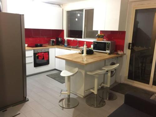 uma cozinha com um balcão com bancos e um micro-ondas em Private Room in a Shared House-Close to City & ANU-2 em Canberra