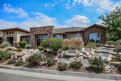 ein Haus mit einem Steingarten davor in der Unterkunft B9 Zion National Park Rental Top Floor 2-bedroom Hillside View in Washington