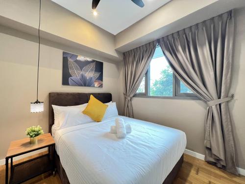 A bed or beds in a room at Iskandar Residence @ UHA