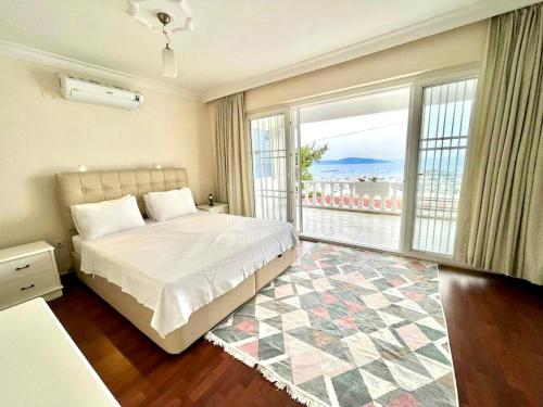 1 dormitorio con cama y ventana grande en BODRUM BURCU VILLA , Magnificent Sea View, Cozy, Free Otopark, Free Wifi, en Bodrum City