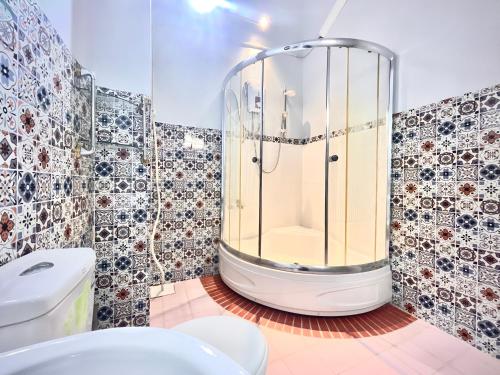 La salle de bains est pourvue d'une douche et de toilettes. dans l'établissement BÊ TÔNG RESIDENCES HOMESTAY, à Cần Thơ