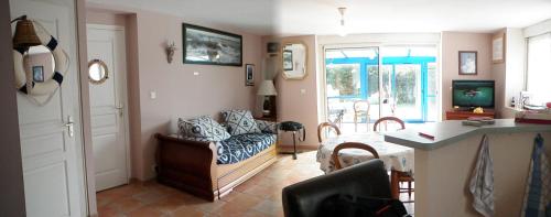 un salon avec un canapé et une table dans l'établissement T3 RDC 200 m2 de jardin plages à 700 m, à Plougonvelin