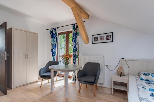 a room with a table and two chairs and a bed at Hosteria na Mazurach in Dąbrówno