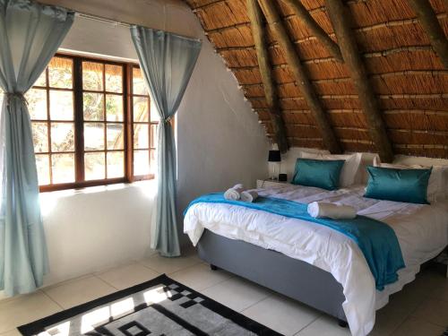 ネルスプロイトにあるVilla Jullienne - A Home Away From Home - Unit 5の窓のある部屋にベッドがある寝室