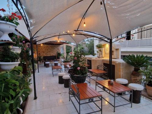 une terrasse avec des tables et des chaises sous une tente dans l'établissement Kipros Accommodation, à Nicosie