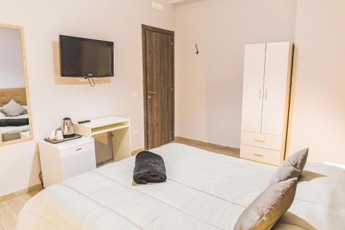 zuroli suite في نابولي: غرفة نوم عليها سرير ومخدة