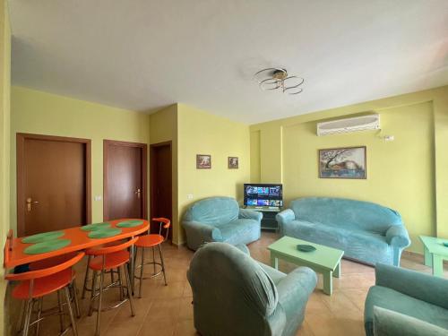 Χώρος καθιστικού στο Rolling Apartment Golem - Next to Premium Hotels & Grand Blue FaFa