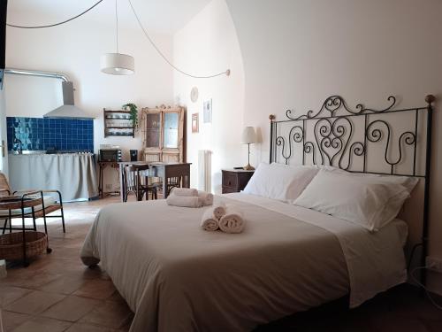 um quarto com uma cama grande e toalhas em Spartivento Apartments em Matera