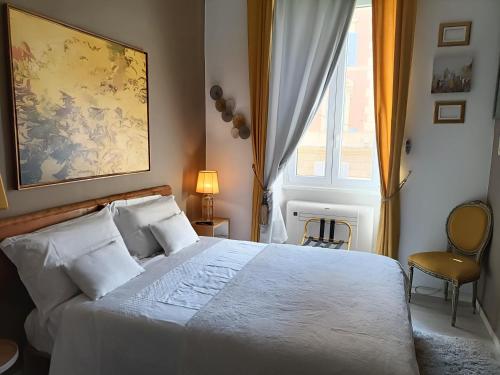 ローマにあるCorrea Vatican Hospitalityのベッドルーム(大きな白いベッド1台、窓付)