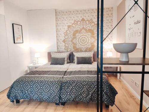 Eisingen的住宿－Apartment for family & friends，一间卧室设有一张床和一面墙