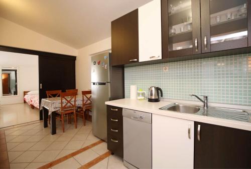 Dapur atau dapur kecil di Apartmani Krka Rooms