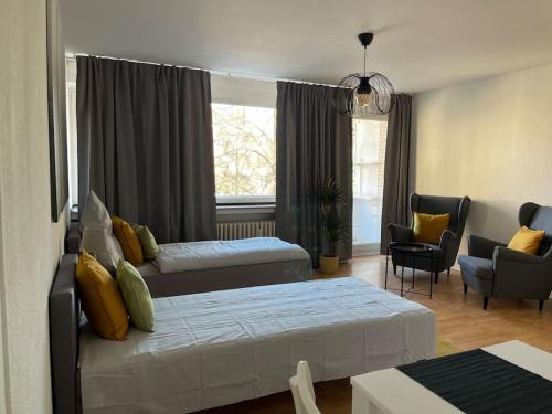 ein Schlafzimmer mit 2 Betten und ein Wohnzimmer in der Unterkunft City Appartment 2 Krefeld 20km DUS Airport/ Messe in Krefeld