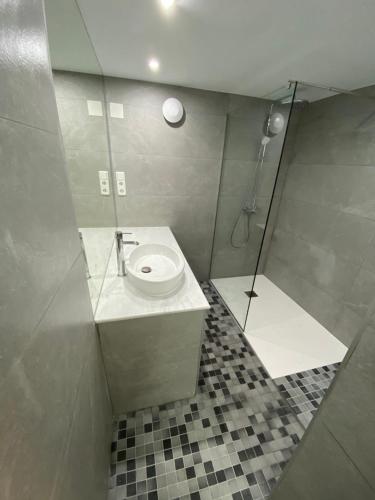 Un pequeño baño con lavabo y ducha. en Las Marinas, en Vera