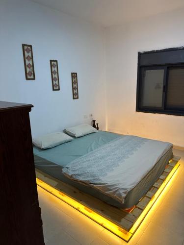 1 cama en una plataforma en una habitación en سفر en Ramallah
