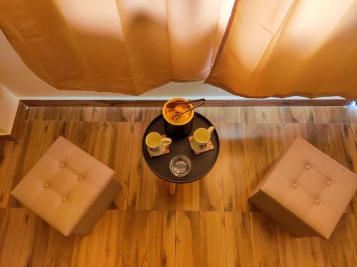 Un lugar para sentarse en Stunning Views, Jujurana Homestay Shoghi ! 3 Apartments Near Simla
