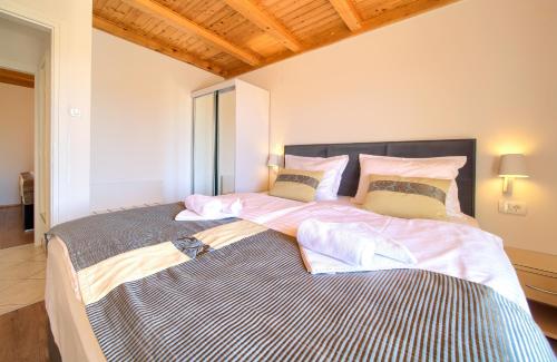 Ένα ή περισσότερα κρεβάτια σε δωμάτιο στο Apartments Adria Danka