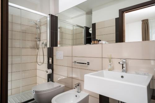Ένα μπάνιο στο Dan Hotel