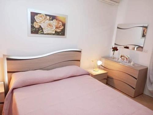 1 dormitorio con cama blanca y espejo en VILLA ANNA, en Torre Pali