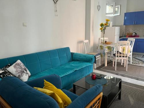un soggiorno con divano blu e tavolo di Apartment Aleksandra a Bar