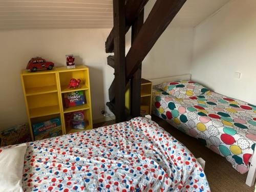 a bedroom with two twin beds and a bunk bed at Abondance in Valdeblore