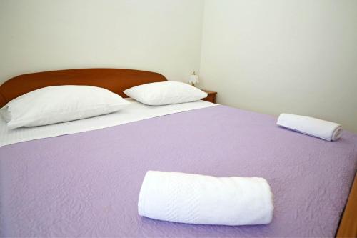 Katil atau katil-katil dalam bilik di Apartmani Krka Rooms