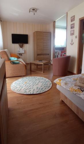salon z 2 łóżkami i dywanem na podłodze w obiekcie Apartament NEMO we Władysławowie