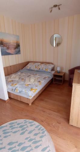 sypialnia z łóżkiem i salon w obiekcie Apartament NEMO we Władysławowie