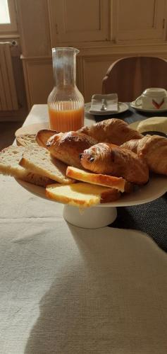 une assiette de pain et de pain grillé sur une table dans l'établissement Maison blanche, à Cherval