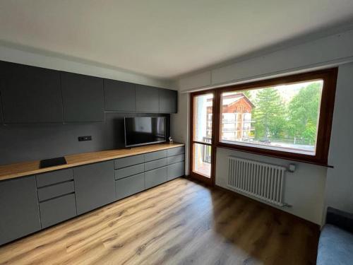 eine leere Küche mit einem großen Fenster in einem Zimmer in der Unterkunft Relax in montagna in Bardonecchia