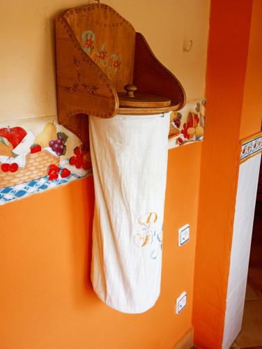 ein weißes Handtuch auf einem Regal in einem Zimmer in der Unterkunft Casita en la Sierra in Tragacete