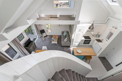 uma vista superior de uma escada numa casa em Elegant Townhouse em Taupo