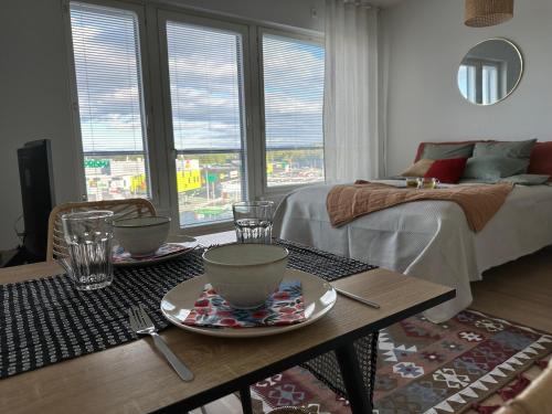 un soggiorno con tavolino e letto di Near center w/ smart-TV, tram stop and gym visit a Tampere