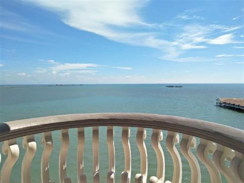 uma vista para o oceano a partir de uma varanda em BestView Maisons Private Beach Suites Port Dickson em Porto Dickson