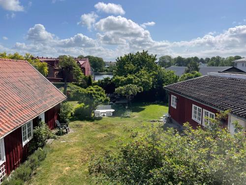 an aerial view of two houses and a yard at Charmigt boende med perfekt läge i Gamla Stan in Falkenberg