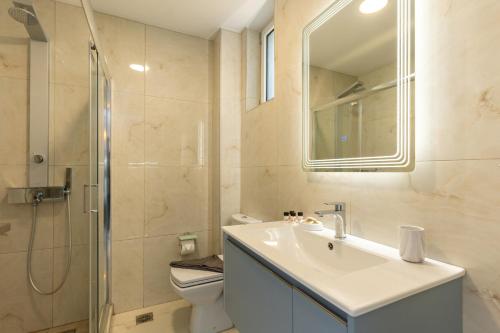 Ένα μπάνιο στο Sun Angelo luxury apartment in Paradise 1