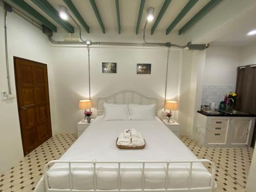 a bedroom with a large white bed with two lamps at 1 min walk to BTS, 3 Bed 3 Bath, Entire House in Bangkok