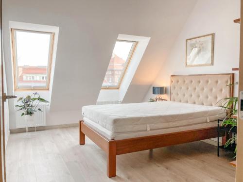 - une chambre avec un lit dans une chambre avec 2 fenêtres dans l'établissement Gdansk Old Town Panienska 3, à Gdańsk