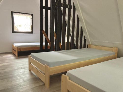 Zimmer mit 2 Betten und Treppenaufgang in der Unterkunft Chatová osada Zelený Háj in Merklín