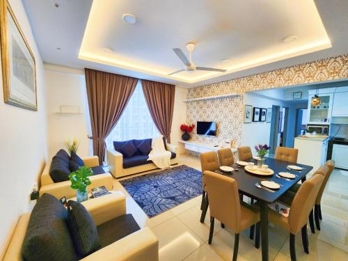 sala de estar con mesa y comedor en Casa Kayangan @ Meru 6 Pax Blissful Suite en Ipoh