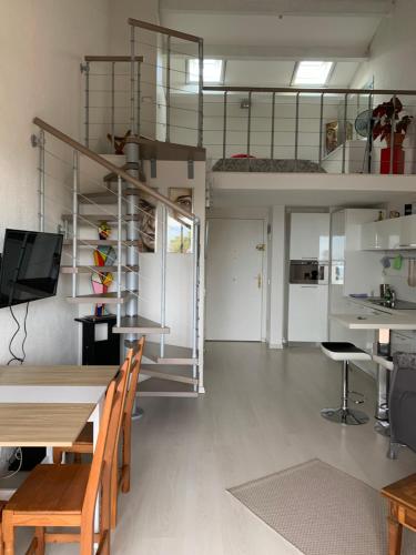 Cette chambre dispose d'une table à manger et d'une mezzanine. dans l'établissement Appartement vue mer domaine arboré, à Saint-Raphaël