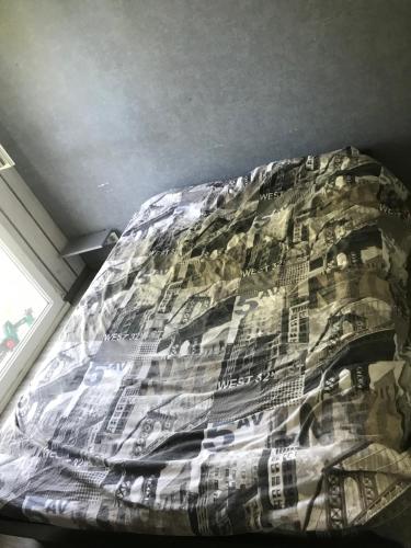 een dekbed op een bed in een kamer bij Location MAISON LE MANS in Rouillon