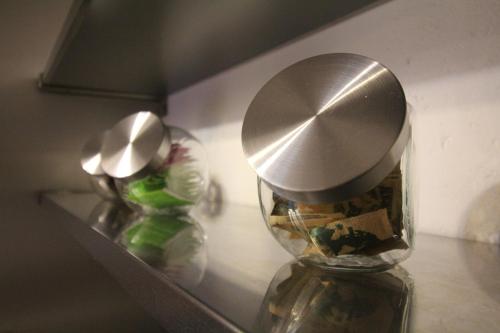 szklaną wazę z lustrem na półce w obiekcie Il nido di Marelisa w mieście Pragelato