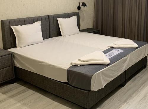 Vratsa的住宿－Стандартна стая Пламен，一张大床,上面有两个白色枕头