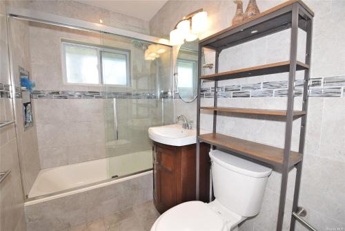 a bathroom with a toilet and a sink and a shower at Romance Vacation Sweet Home 