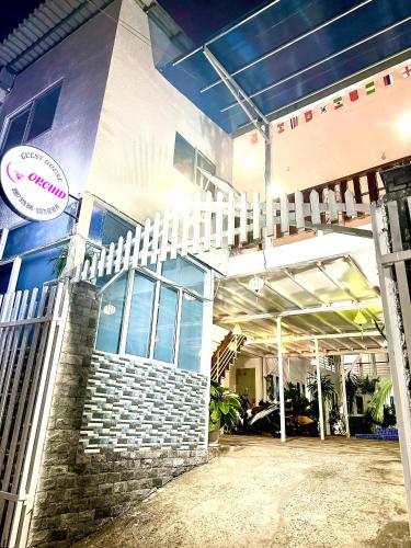 Bangunan di mana terletaknya rumah tamu ini