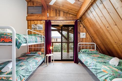 1 dormitorio con 2 literas en una cabaña en The Ark Family Beach House WIFI Netflix, en Port Elliot
